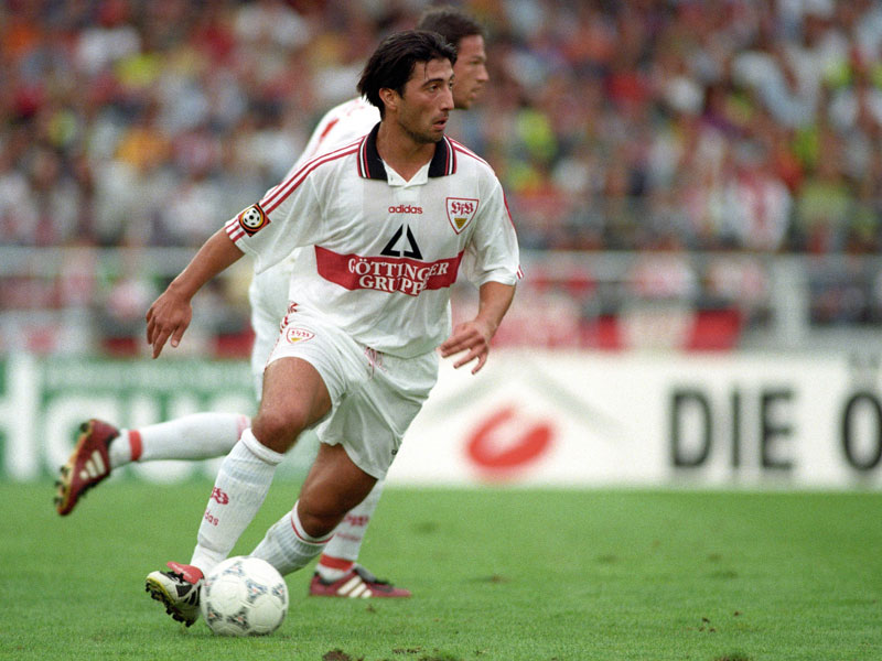 Wei&#223;es Trikot, wei&#223;e Schuhe: Murat Yakin 1997 beim VfB Stuttgart.