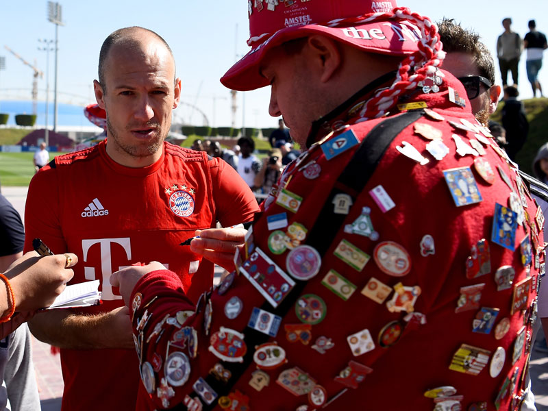 Bei den Autogrammj&#228;gern gefragt: Bayern-Mittelfeldspieler Arjen Robben.