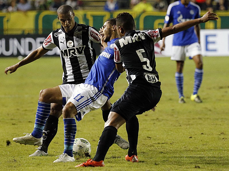 Hart bedr&#228;ngt: Lucas Candido (li.) und Rafael Carioca im Duell mit Schalkes Younes Belhanda.