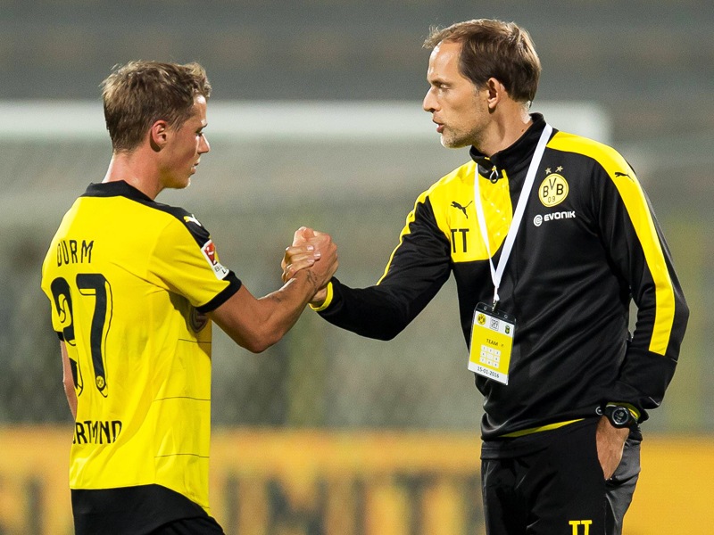 Wird langsam herangef&#252;hrt: Dortmunds Trainer Thomas Tuchel mit seinem Nationalspieler Erik Durm. 