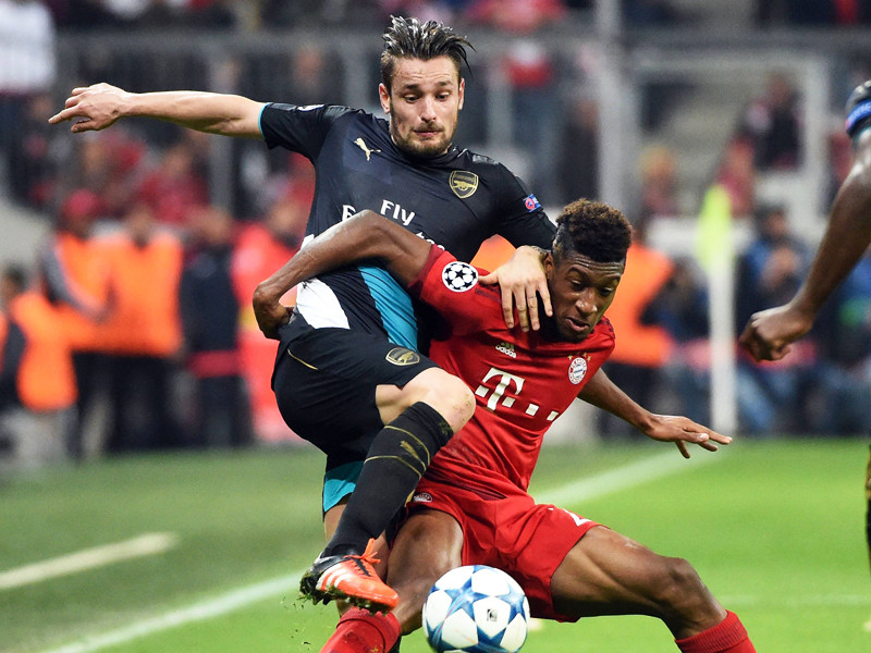 Kommt er nach Leverkusen? Arsenals Rechtsverteidiger Mathieu Debuchy, hier links gegen Kingsley Coman vom FC Bayern. 