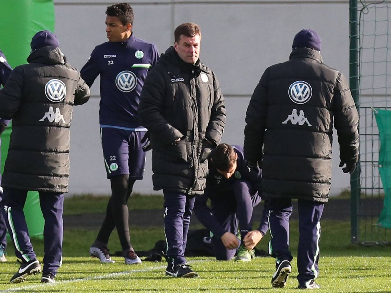 Beim VfL Wolfsburg geht die Grippe um - Trainer Dieter Hecking hat Sorgen.