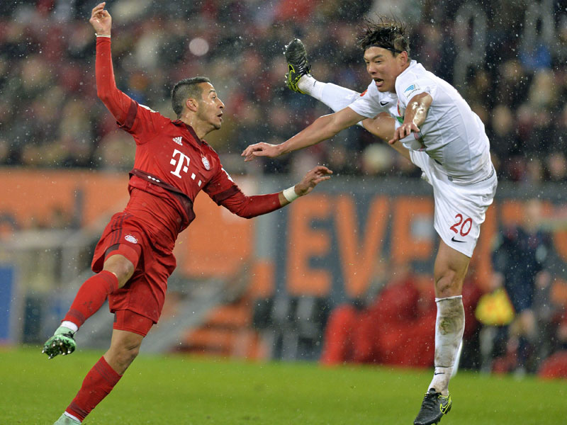 Fraglich f&#252;r die Reds: Augsburgs Hong, hier  im Duell mit Bayerns Thiago.