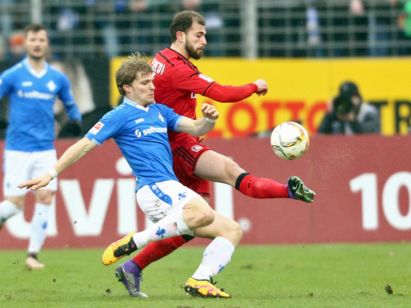 Eine gute Vorstellung bot Darmstadts Florian Jungwirth (vo.), hier im Duell mit Admir Mehmedi, gegen Leverkusen.
