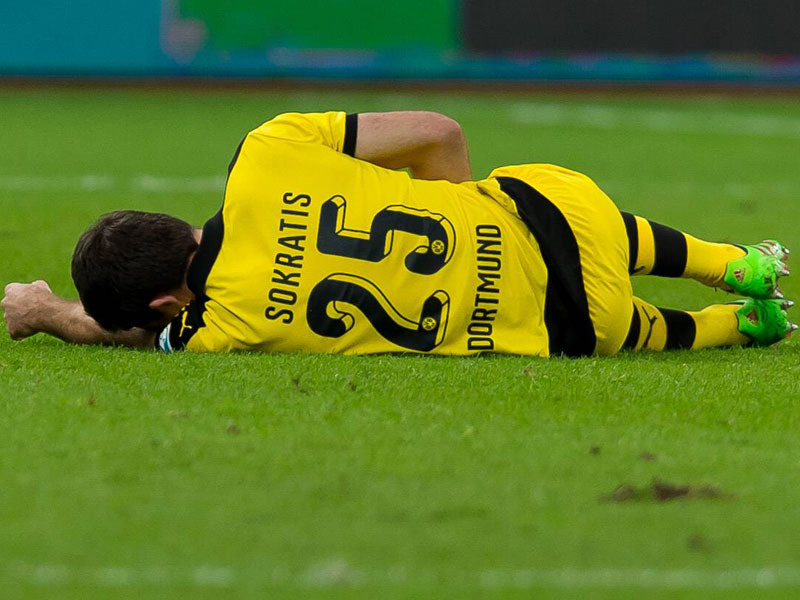 Starke Leistung, schwache Leiste: Dortmunds Abwehrspieler Sokratis sank in Leverkusen ohne Fremdeinwirkung zu Boden.