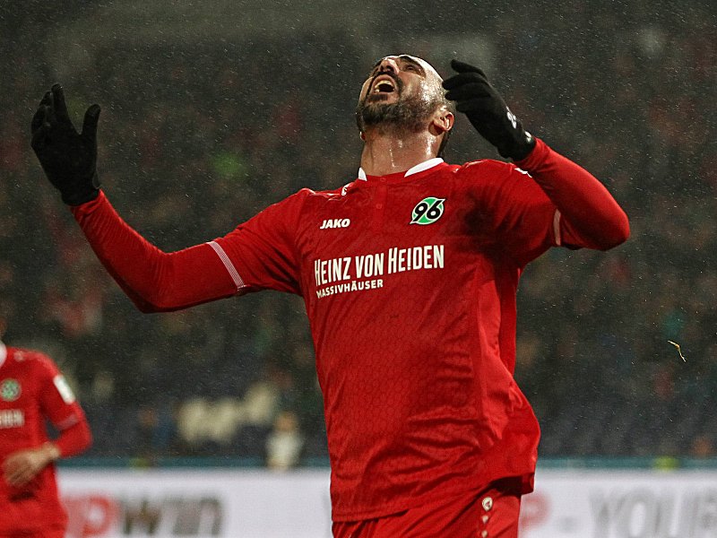 Bitter: Hannovers Hugo Almeida verpasst wegen einer Dummheit die n&#228;chsten drei Bundesliga-Spiele. 