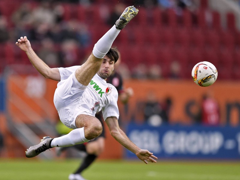 Zwangspause: Augsburgs Jan Moravek muss wegen einer Muskelverletzung in Hoffenheim passen. 