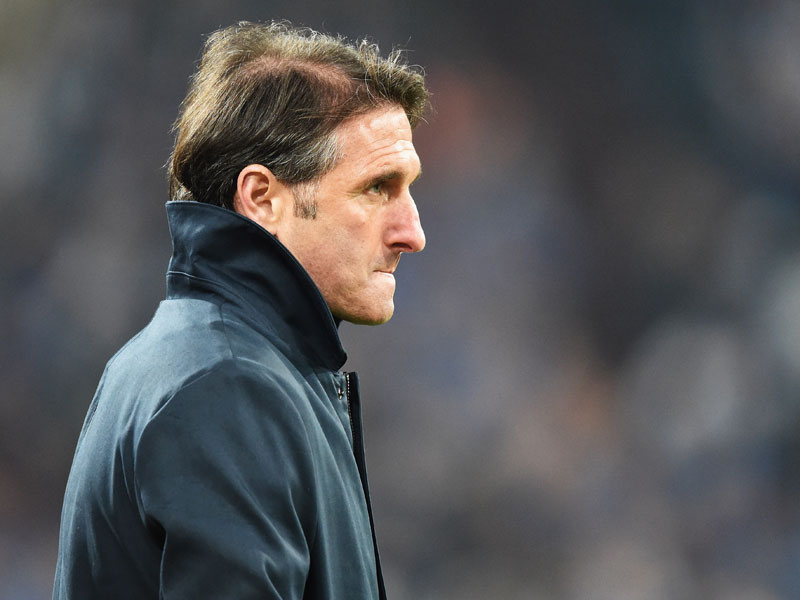 B&#246;se Miene zum schlechten Spiel: HSV-Trainer Bruno Labbadia auf Schalke.