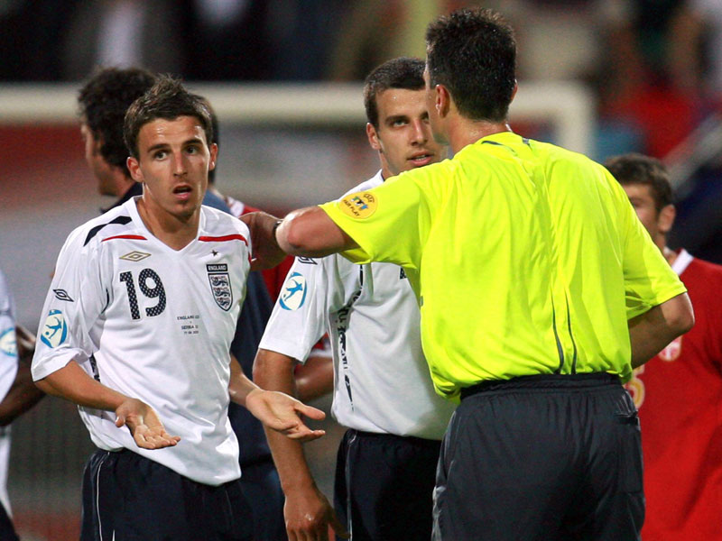 Protagonisten: Englands Matt Derbyshire (li.) und Schiedsrichter Knut Kircher beim U-21-Spiel Englands gegen Serbien 2007.