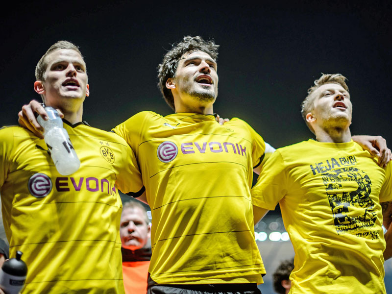 Bleibt er in der Dortmunder Riege? Mats Hummels, hier mit Sven Bender und Marco Reus.