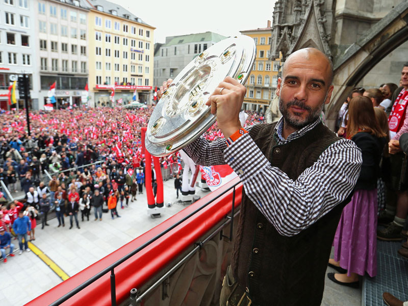 Ein kurzer, sachlicher Gru&#223; mit der Schale auf dem Balkon: Bayern-Trainer Pep Guardiola.