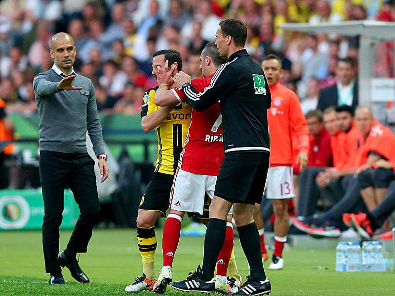 Schl&#252;sselszene? Franck Ribery greift Dortmunds Gonzalo Castro ins Gesicht.