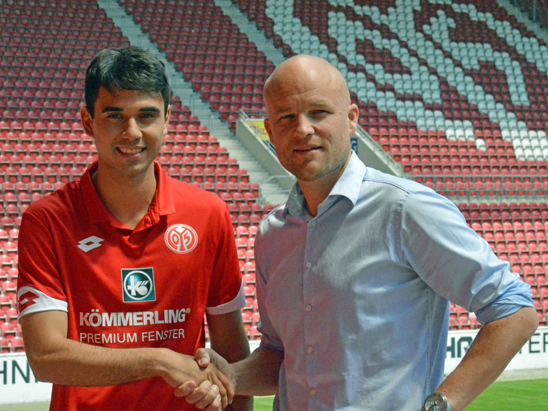 Mainz 05 und Sportdirektor Rouven Schr&#246;der (re.) hei&#223;en Gerrit Holtmann beim FSV willkommen.