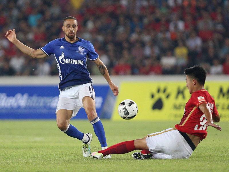 Scheiterte vom Punkt: Schalkes Sidney Sam (l.) gegen Guangzhou Evergrande. 