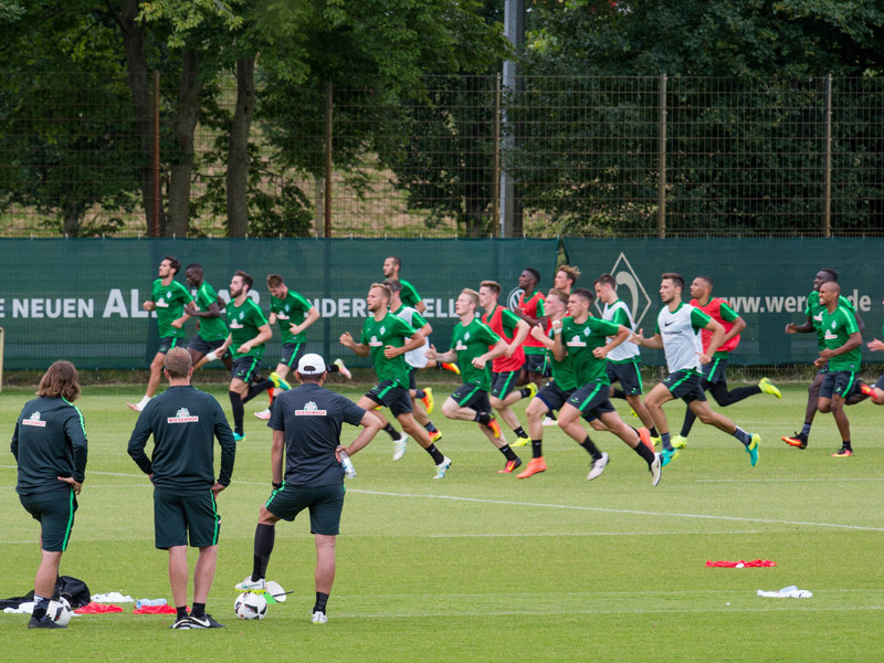 Schwei&#223;treibende Angelegenheit: Die Werder-Profis beim Training.