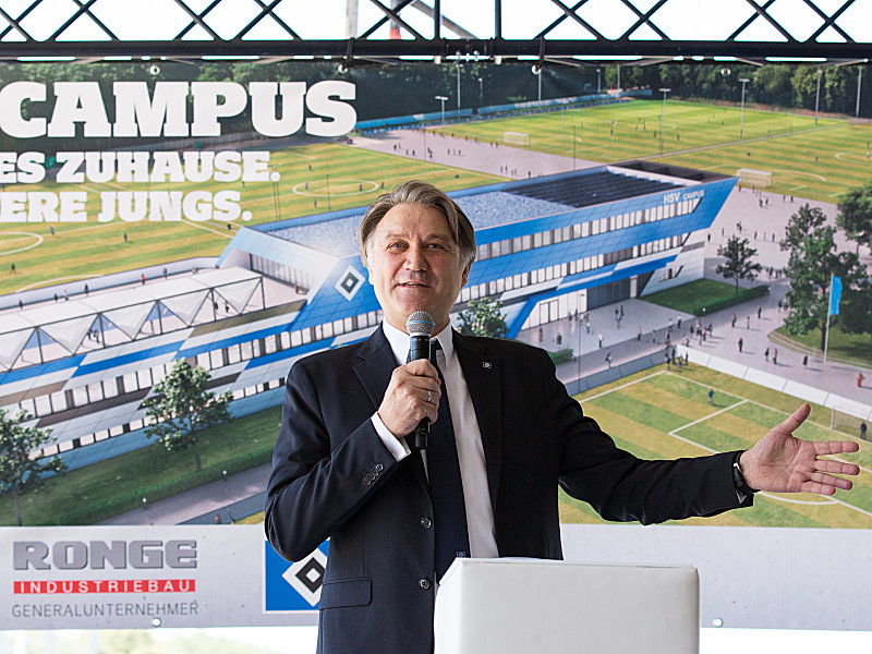 HSV-Boss Dietmar Beiersdorfer beim Richtfest des HSV-Campus.