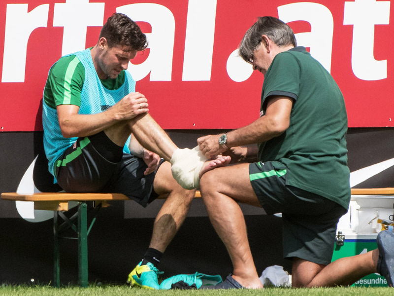 Schmerz lass nach: Das Sprunggelenk von Werders Zlatko Junuzovic wird dick bandagiert. 