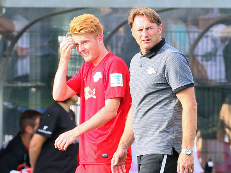 Auf Bew&#228;hrung am Start: Leipzigs Mittelfeldmann Zsolt Kalmar und RB-Trainer Ralph Hasenh&#252;ttl