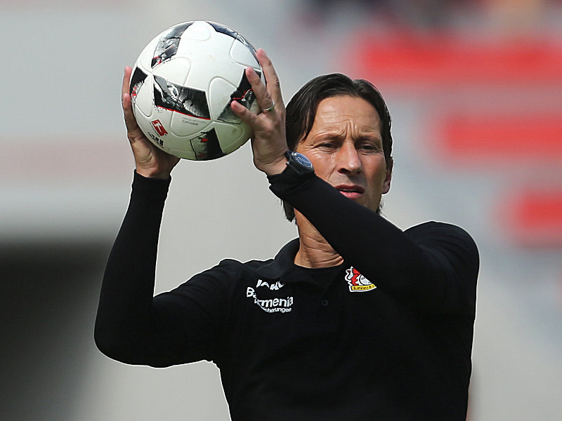 Den Ball flachhalten - oder nicht? Bayer-Trainer Roger Schmidt.
