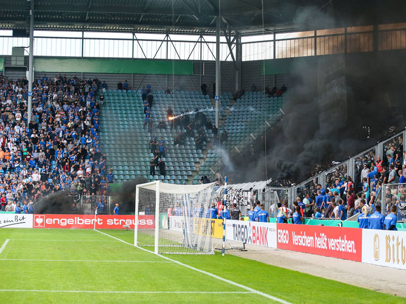 Rauch im Block der Frankfurter Fans, von dem ein Feuerwerksk&#246;rper Richtung FCM-Block fliegt.