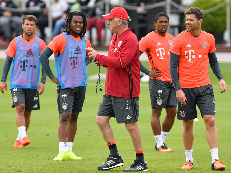 Einige Bayern-Stars waren nicht im L&#228;nderspieleinsatz und lauschten den Anweisungen von Coach Carlo Ancelotti.