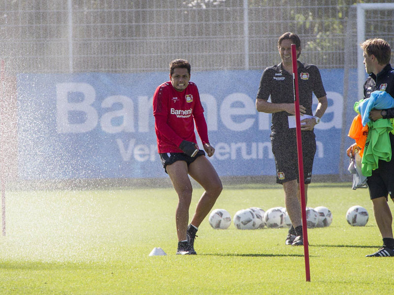 Wasserscheue Erbse: Chicharito wird zur Belustigung von Trainer Roger Schmidt vom Rasensprenger erwischt.