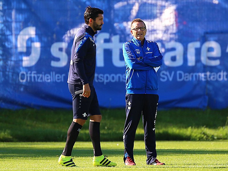 Der Coach und sein Leitwolf: Norbert Meier spricht mit Darmstadt-Kapit&#228;n Aytac Sulu (l.). 