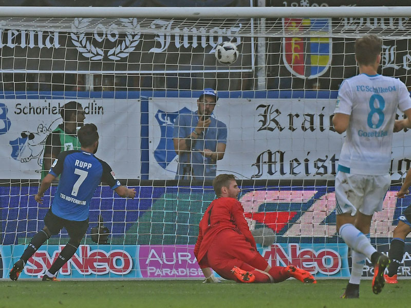 Hoffenheims Rupp dr&#252;ckt den Ball zum 2:1 ins Schalker Tor.