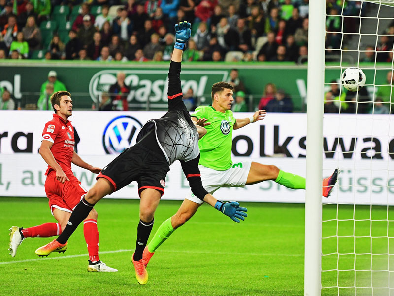 Wieder einen Schritt zu kurz: Wolfsburgs Gomez gegen FSV-Keeper L&#246;ssl.