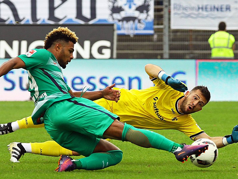 Seine beste Szene: Bremens Serge Gnabry umkurvt Daniel Heuer Fernandes und trifft zum zwischenzeitlichen 2:1.
