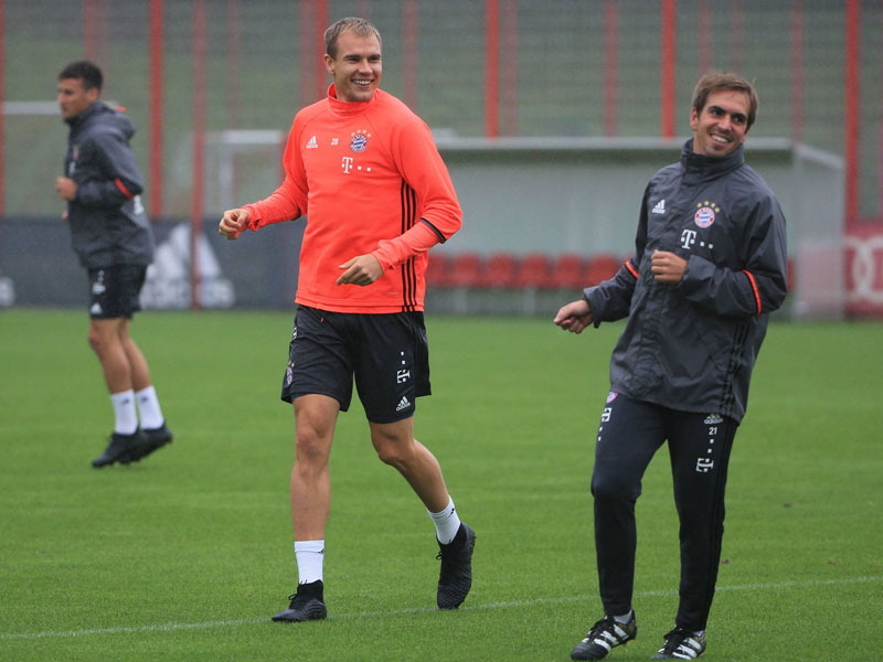 Spa&#223; am Dienstag: Holger Badstuber beim Bayern-Training mit Philipp Lahm.