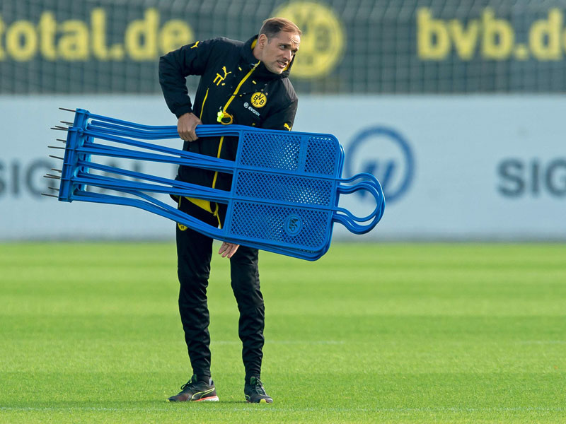 Plant noch nicht mit blauen Trainingsm&#228;nnchen: Dortmunds Trainer Thomas Tuchel.