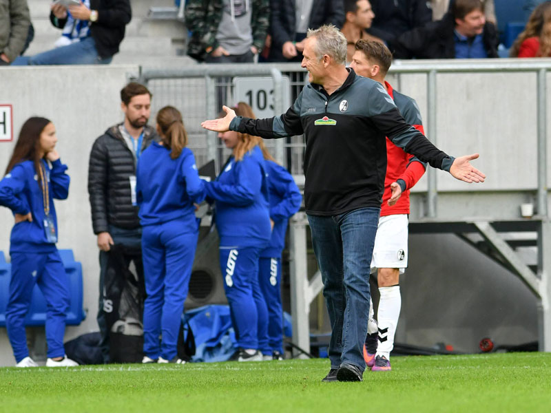 Blick Richtung TSG-Bank: Freiburgs Trainer Christian Streich nach dem 1:2 in Hoffenheim.