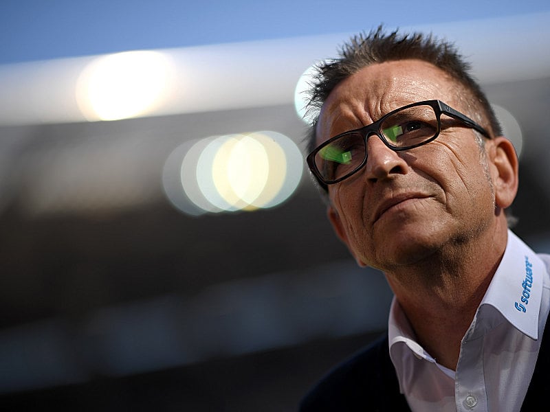 Darmstadts Trainer Norbert Meier hat sich bereits einen Matchplan gegen Wolfsburg zurechtgelegt.