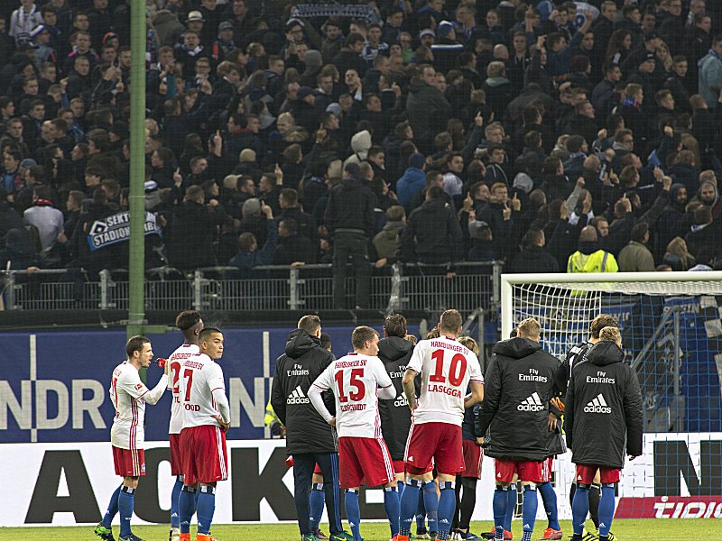 Fans haben genug gesehen: Die HSV-Spieler bekommen die Wut zu sp&#252;ren.