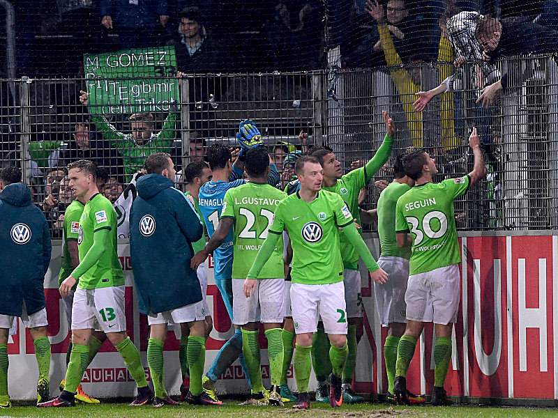 Vers&#246;hnung mit den Fans: Die Wolfsburger Spieler in Freiburg. 