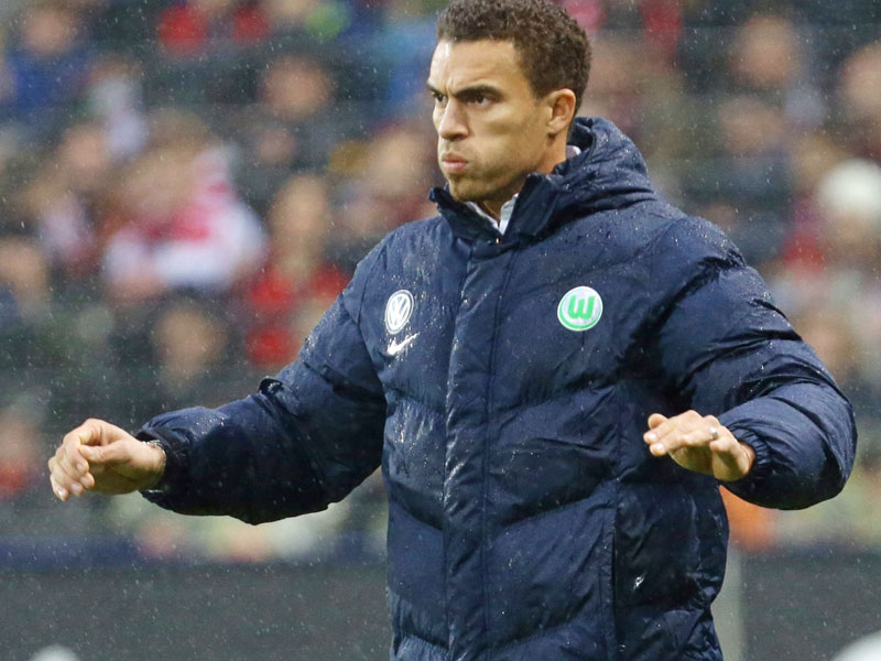Stand nur sinnbildlich im Regen: Wolfsburgs neuer Cheftrainer beim Sieg in Freiburg.
