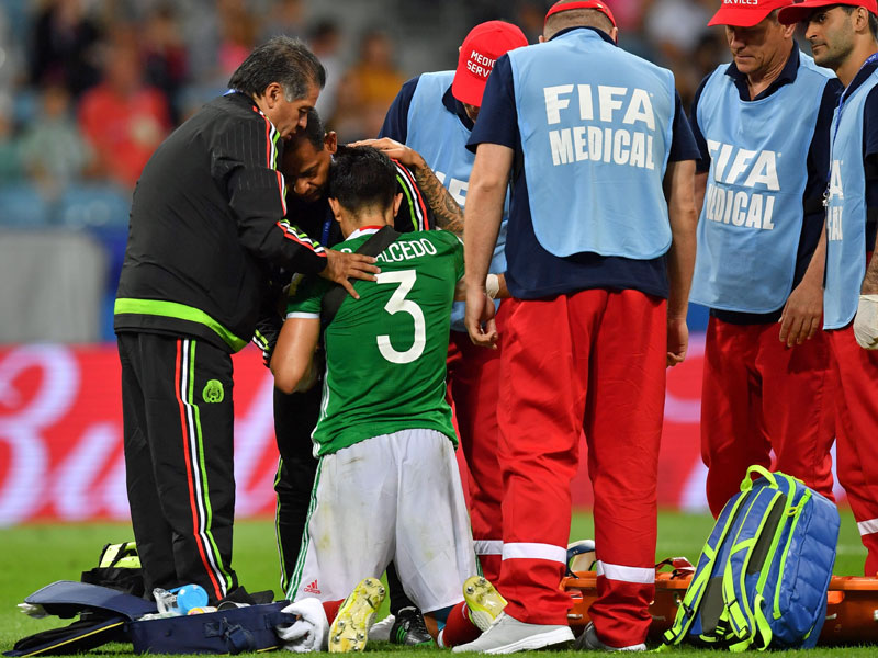Ende eines Arbeitstages: Frankfurts Mexikaner Carlos Salcedo muss mit einer Schulterverletzung vom Platz.