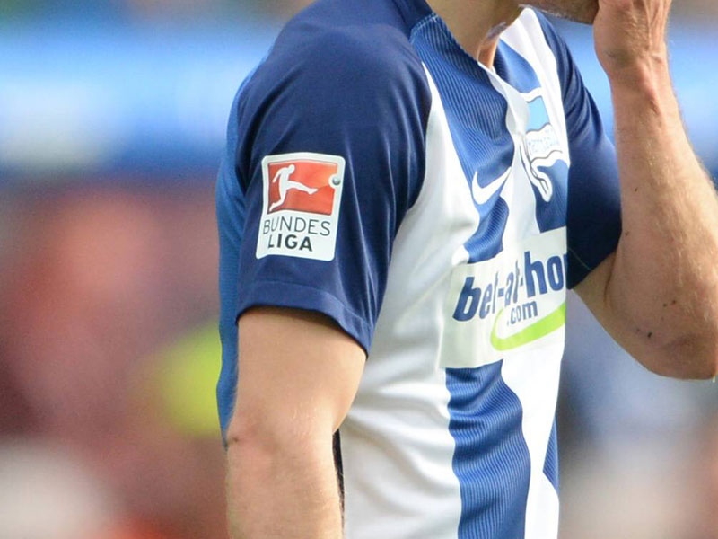 Das Hertha-Trikot: Bundesliga-Logo auf einem &#196;rmel, der Sponsor auf dem anderen.