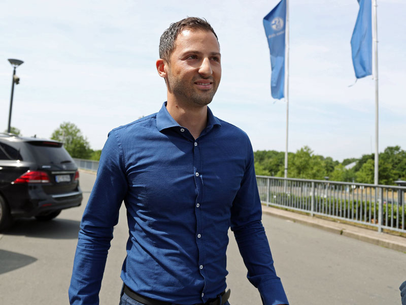 Mit k&#246;nigsblau gegen Paderborn: Schalkes neuer Trainer Domenico Tedesco.