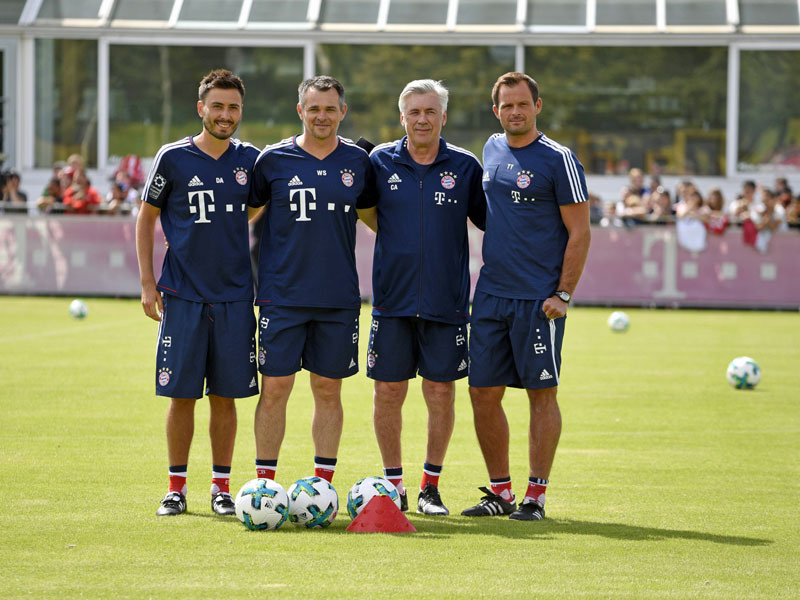 Neues Trainer-Team beim FC Bayern: Die Co-Trainer Davide Ancelotti und Willy Sagnol, Coach Carlo Ancelotti und Torwarttrainer Toni Tapalovic.