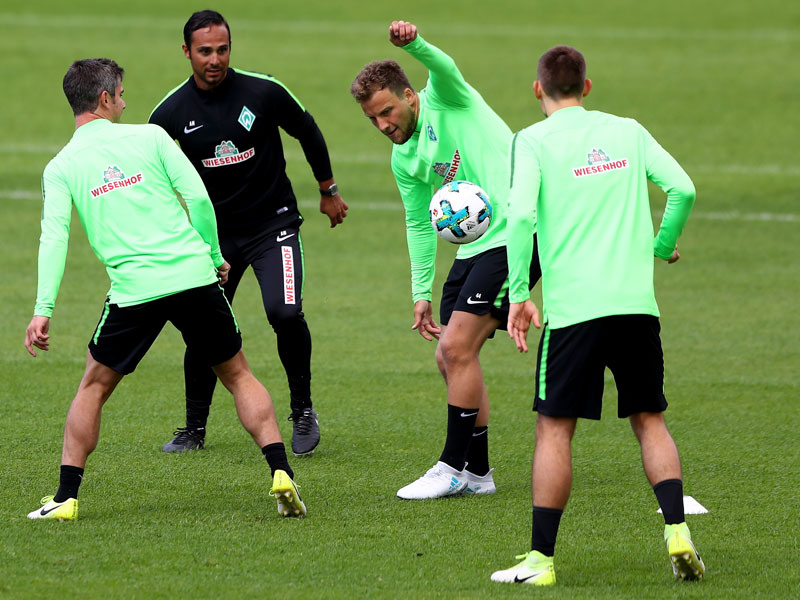 Gemeinsam sind wir stark: Alexander Nouri (2.v.l.) beschw&#246;rt bei Bremen den Teamgedanken.