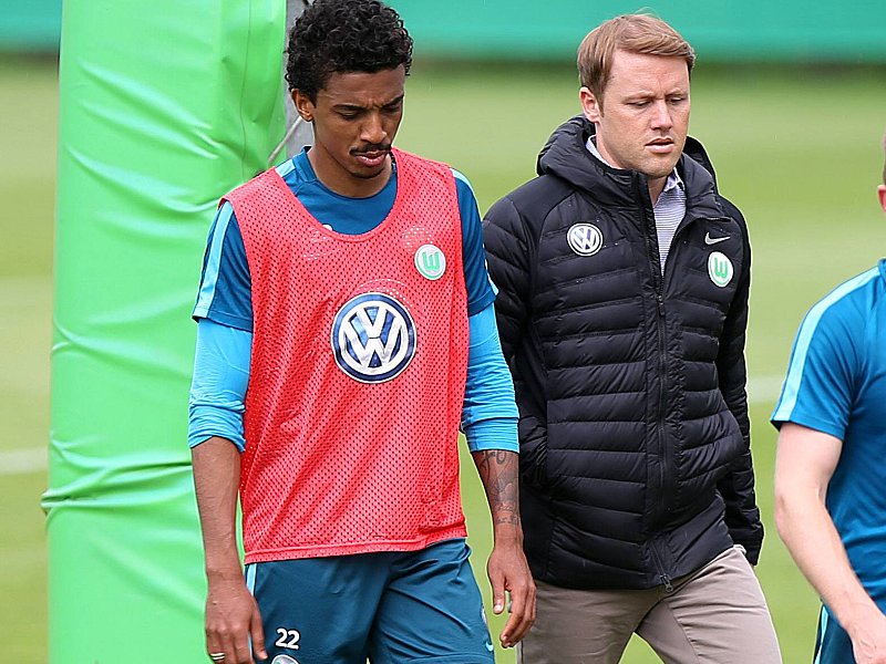 K&#252;nftig nicht mehr zusammen in Wolfsburg: Luiz Gustavo und Sportdirektor Olaf Rebbe. 
