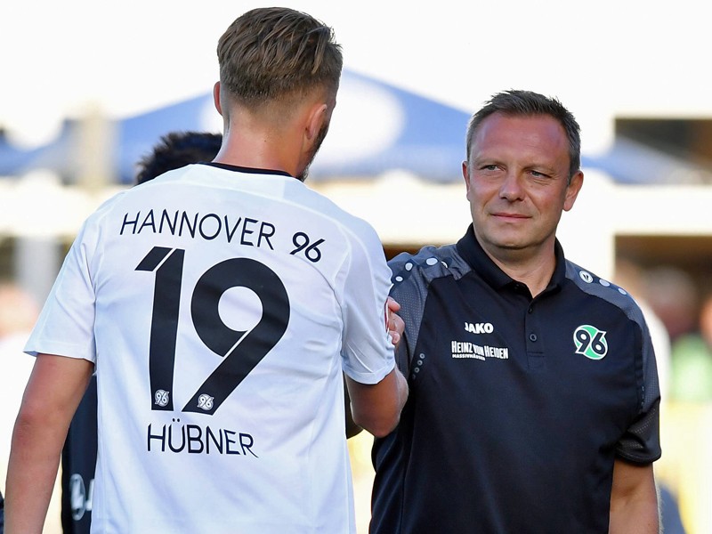 Zufriedenes Gesicht: Hannovers Trainer Andre Breitenreiter, hier mit Abwehrmann Florian H&#252;bner.