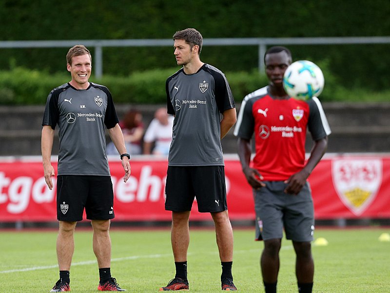 Beobachter: VfB-Coach Hannes Wolf, Aushilfsdolmetscher Matthieu Delpierre und Chadrac Akolo (v.li.).