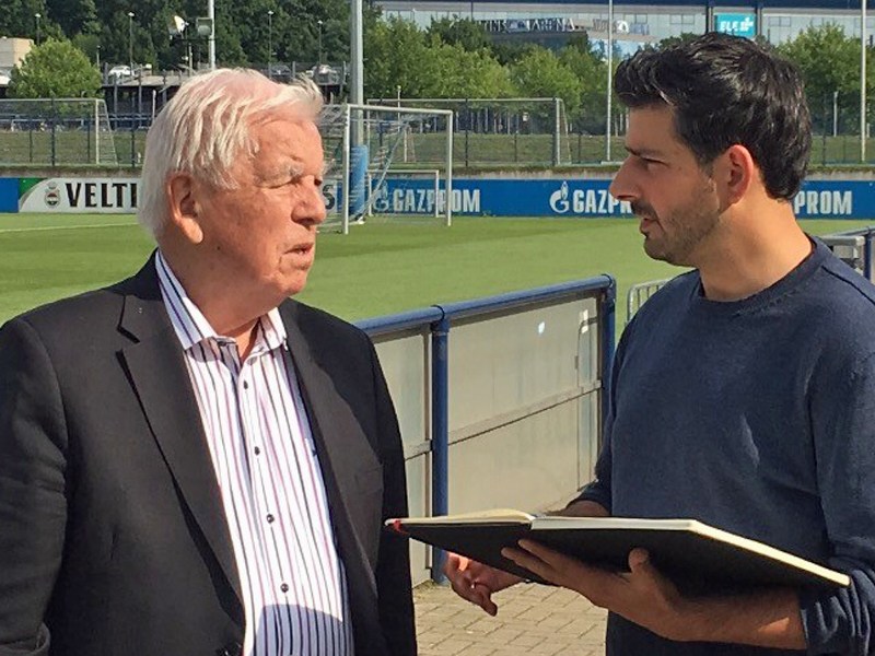 Schalkes Ehrenpr&#228;sident Gerhard Rehberg (li.) im Gespr&#228;ch mit kicker-Reporter Toni Lieto. 