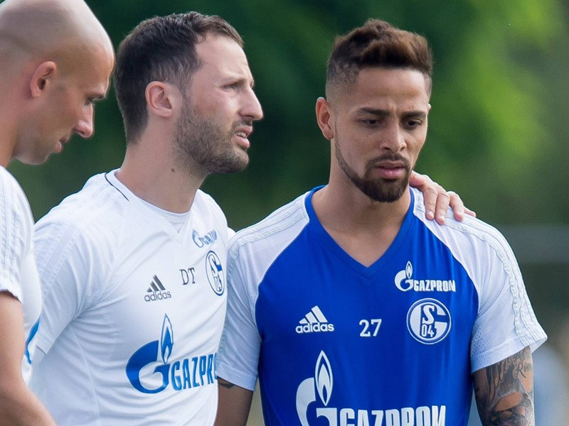Plant nicht mit Sidney Sam: Schalke-Trainer Domenico Tedesco (l.).