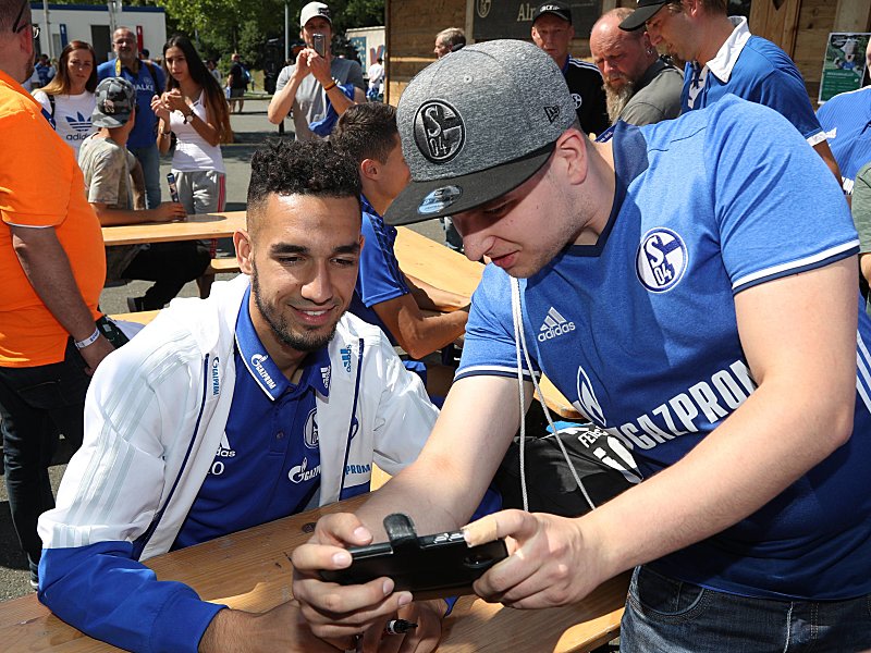 Autogramme, Selfies und ein &#246;ffentliches Training: Das war das Programm f&#252;r Nabil Bentaleb (Foto) und dessen Teamkollegen am Schalke-Tag.