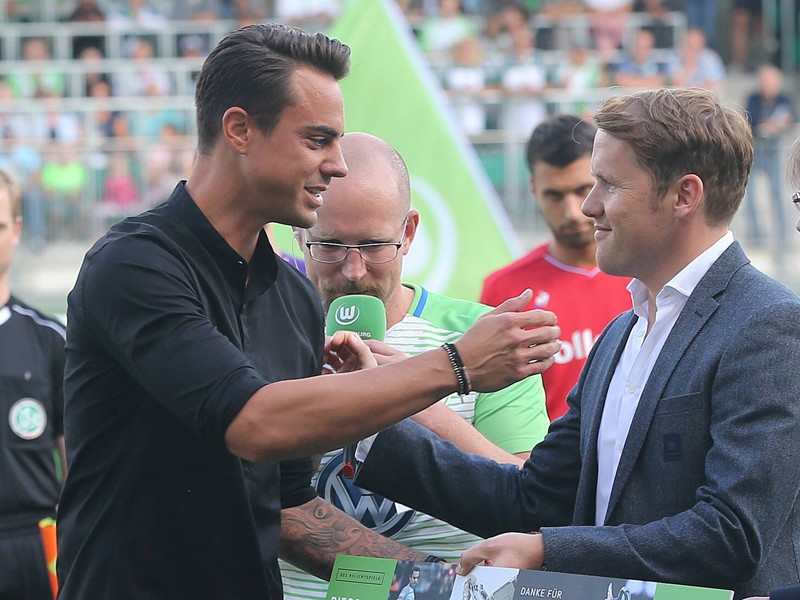 Offizielle Verabschiedung im Stadion: Diego Benaglio (li.) und Wolfsburgs Sportdirektor Olaf Rebbe. 