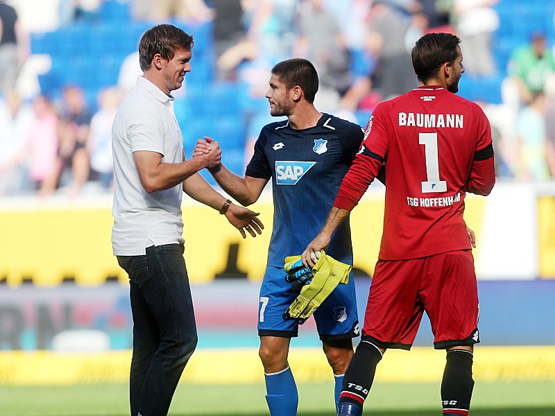 Handshake: Julian Nagelsmann (li.) gratuliert Andrej Kramaric zu dessen Siegtreffer.